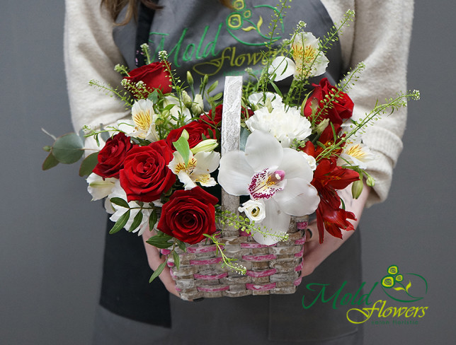 Coșuleț cu trandafiri roșii și orhidee albă foto